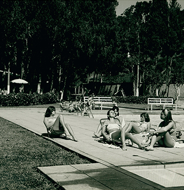 A piscina do Nova Friburgo Country Club. Acervo: Instituto Brasileiro de Geografia e Estatística.